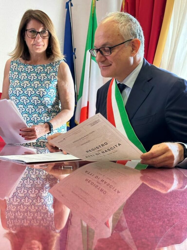 Gualtieri trascrive i primi certificati di nascita esteri con 2 mamme