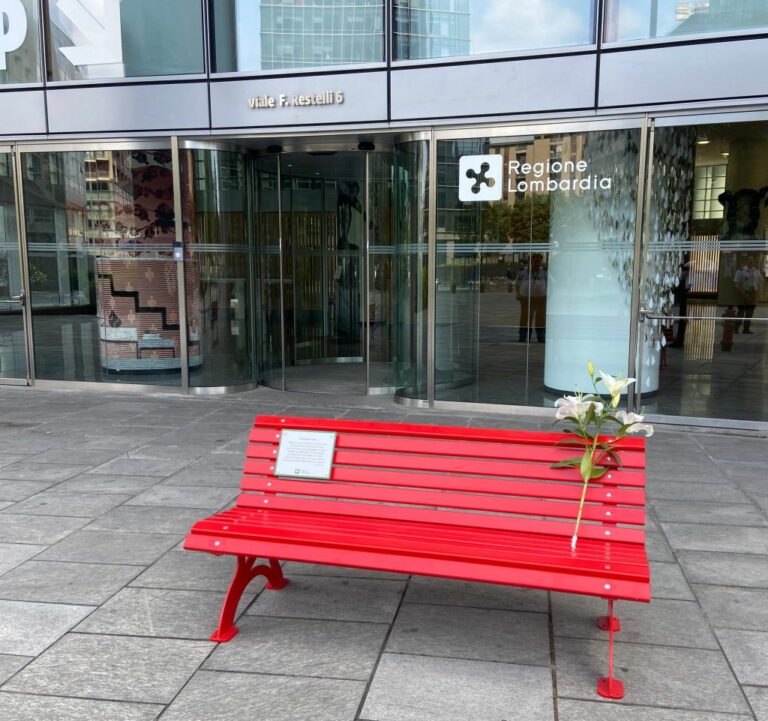 Omicidio Giulia, panchina rossa davanti a ingresso Palazzo Lombardia