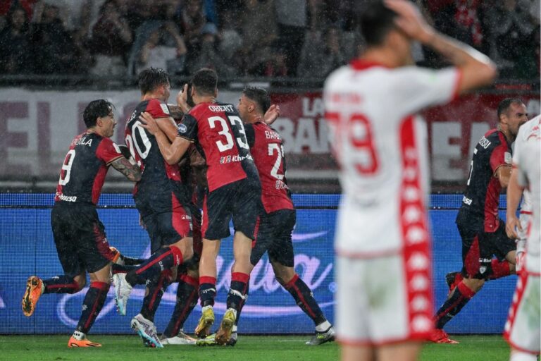 Il Cagliari torna in Serie A, Pavoletti-gol in casa Bari