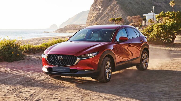 Mazda CX-30 2024 con sistemi di sicurezza e infotainment evoluti