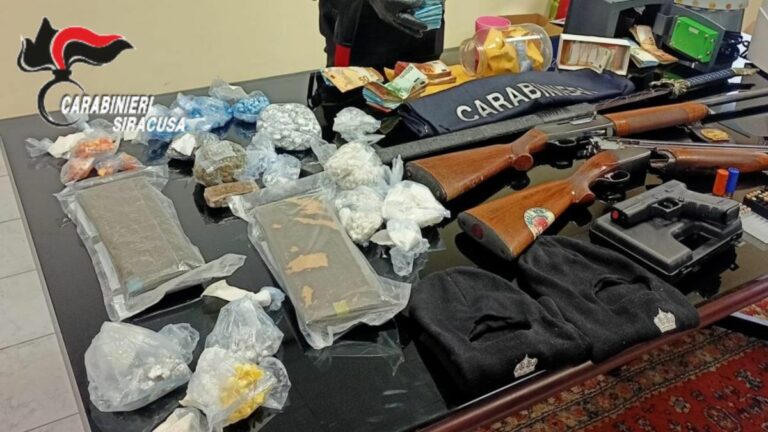 Blitz a Siracusa contro lo spaccio, sequestro di droga, armi e denaro