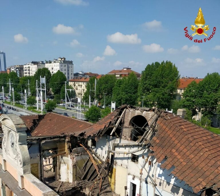 Crollato tetto vecchia stazione Porta Susa a Torino