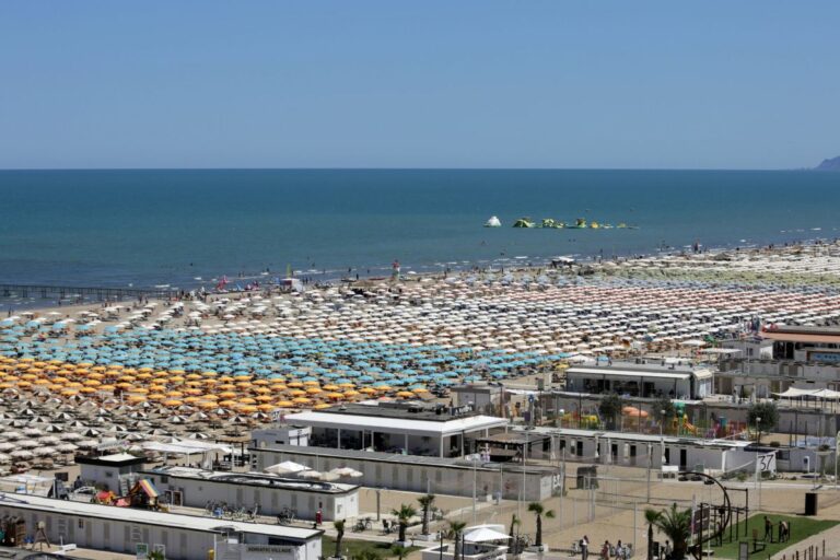 Tutta la Riviera romagnola torna balneabile