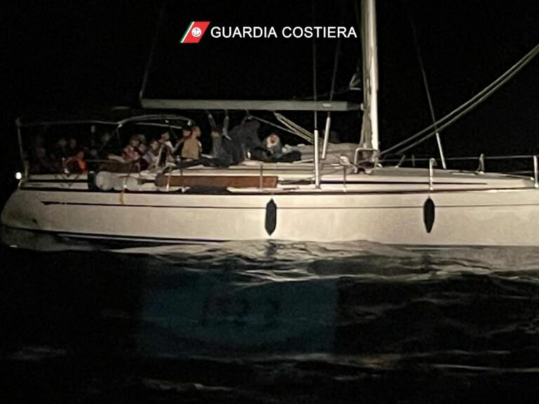 Guardia Costiera salva 96 migranti a Roccella