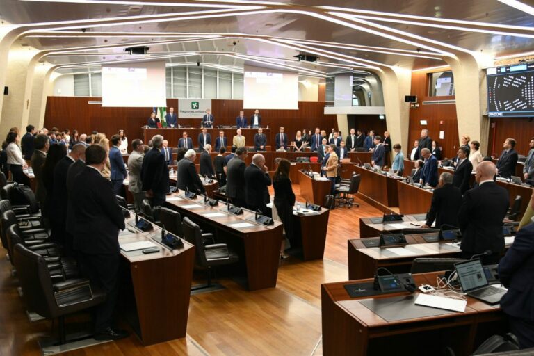 Il Consiglio regionale della Lombardia ricorda Berlusconi, il M5s lascia l’Aula