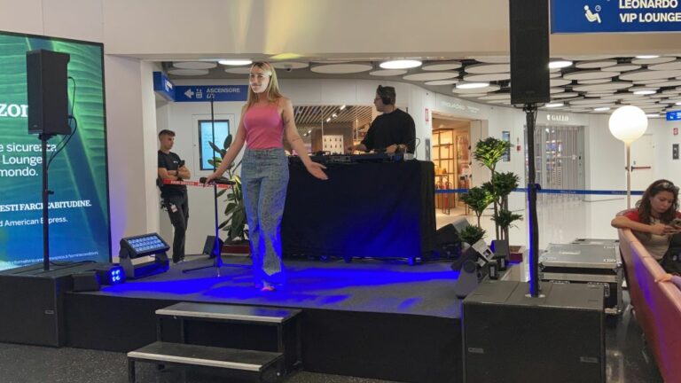 Mara Sattei canta all’aeroporto di Linate per la Festa della Musica