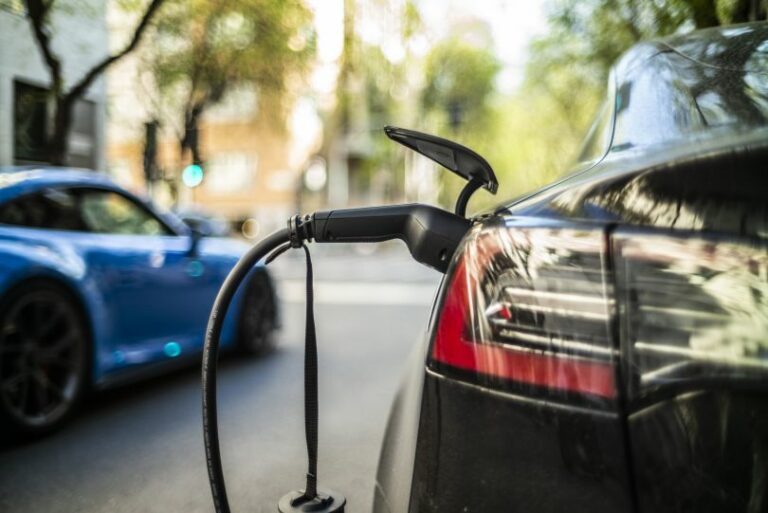 L’Acea chiede rinvio su norme commercio veicoli elettrici fra Ue e Uk