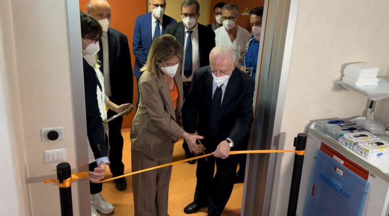 De Luca inaugura al Monaldi una PET/TC comprata con il Pnrr