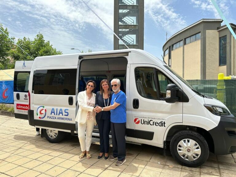Unicredit dona un pulmino all’Aias di Piazza Armerina