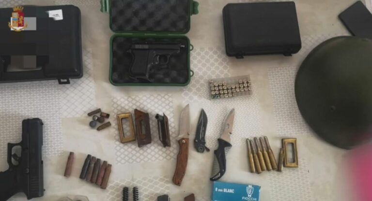 Milano, minori utilizzavano chat per condividere esperienze con armi