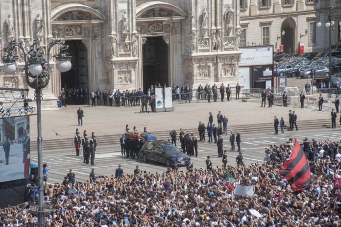 MILANO - Funerali di stato Silvio Berlusconi , arrivo del feretro in piazza Duomo