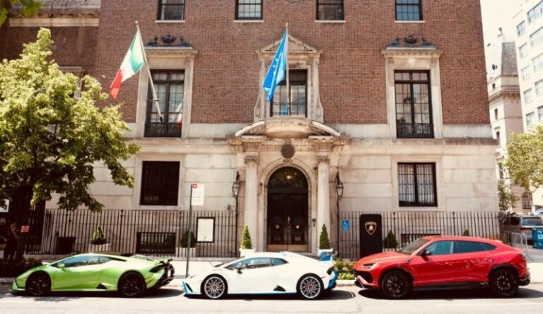 Lamborghini festeggia il 2 giugno negli States con tre supercar tricolore davanti alle sedi delle istituzioni italiane