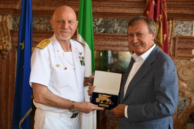 Il sindaco Brugnaro saluta l’ammiraglio Pellizzari