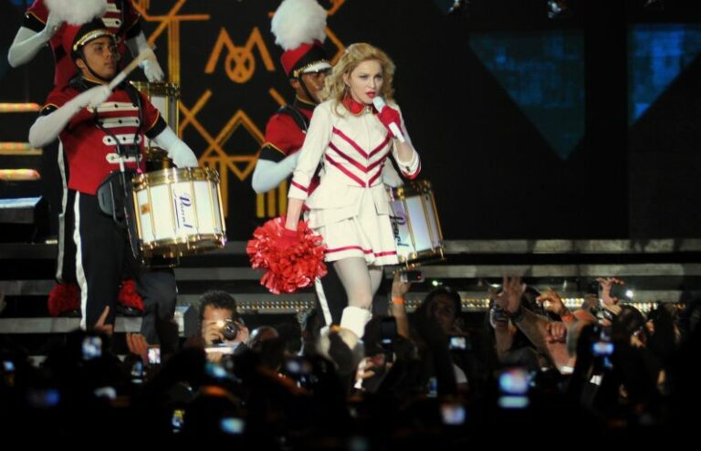 Madonna ricoverata per una grave infezione batterica, tour rinviato