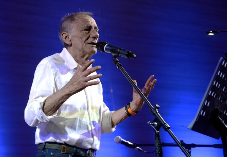 Il “professore” Roberto Vecchioni compie 80 anni