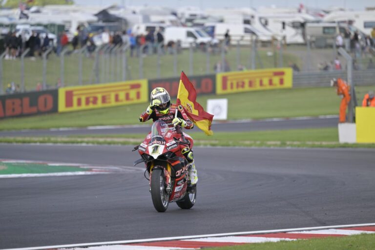La posteriore SC0 la chiave vincente al Donington Park