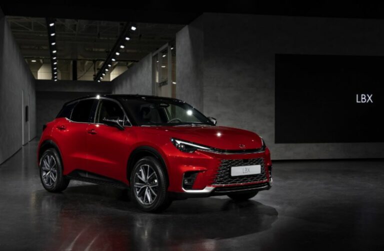 Lexus, al via ordini online per il nuovo suv LBX