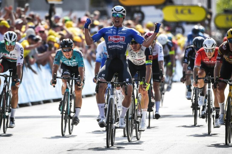Philipsen concede il bis al Tour, Adam Yates resta leader