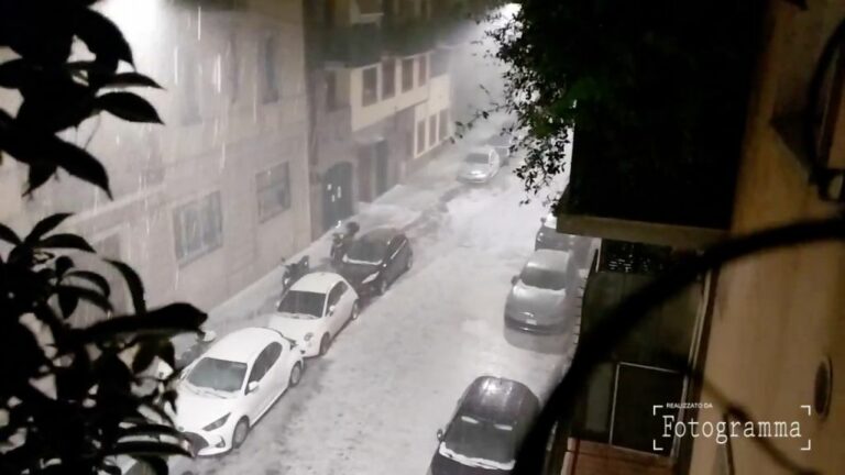 Maltempo, pioggia e grandine nella notte a Milano. Strade allagate