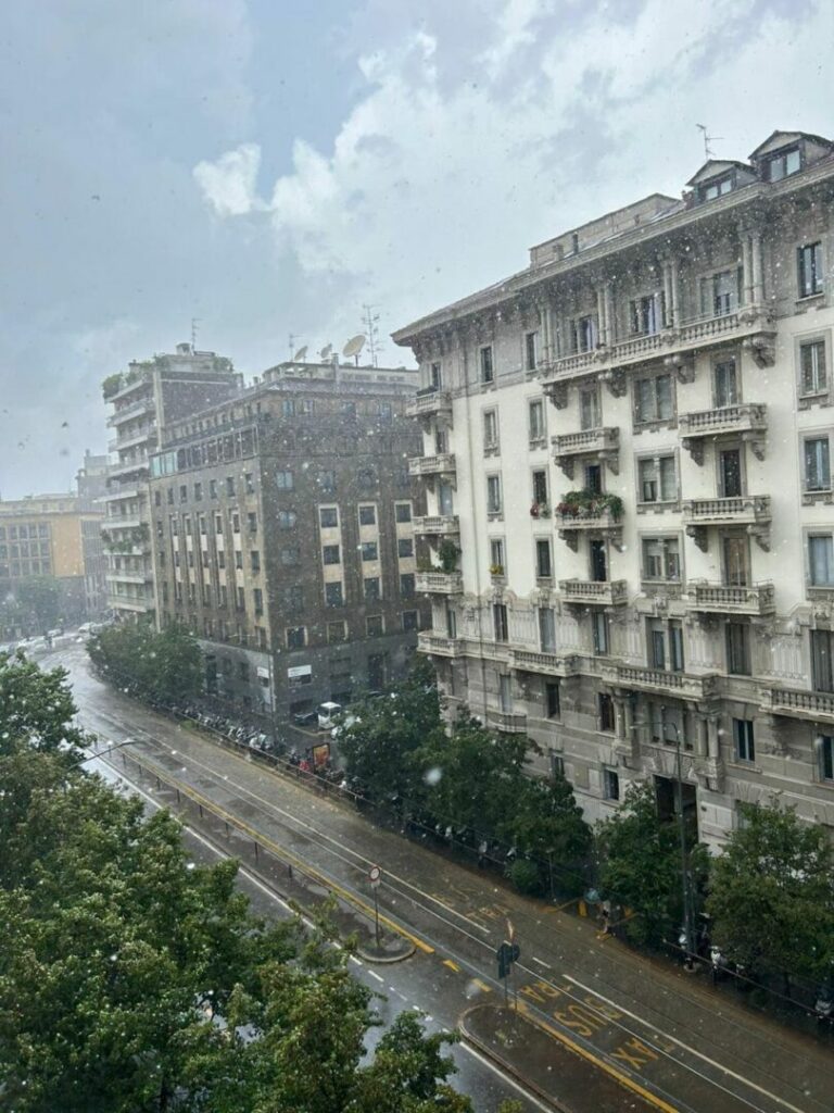 Milano, nuova bomba d’acqua. Strade allagate e lunghe code