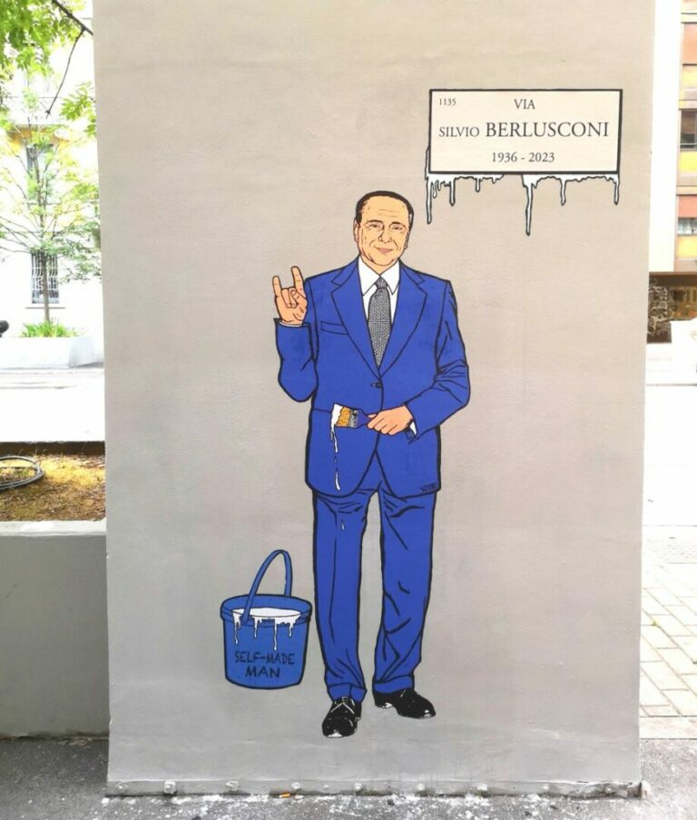 Milano, riappare il murales su Berlusconi. Il Cavaliere fà le corna