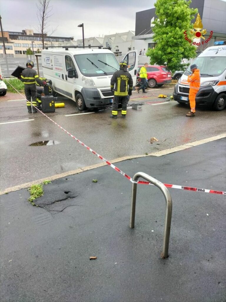 Milano, incidente sul lavoro. Uomo muore schiacciato dal suo fuurgone