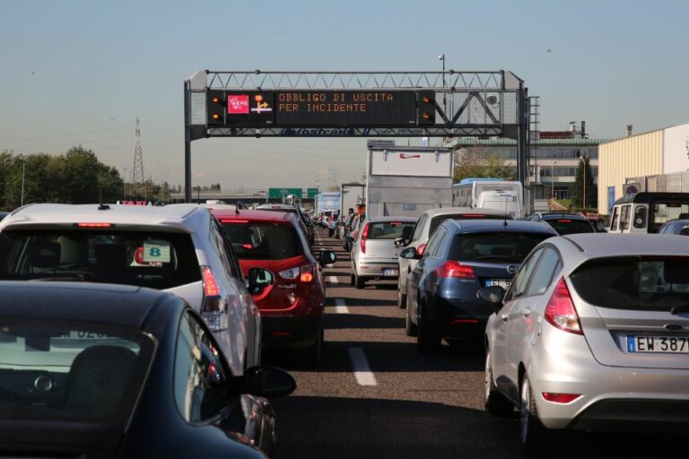 Incidente stradale sulla Autolaghi, tre feriti. Uno è grave