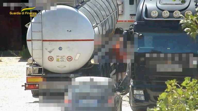 Roma, 15 arresti per traffico illecito di carburanti e corruzione