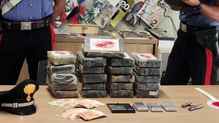 Cocaina ripescata in mare, undici fermati a Lampedusa