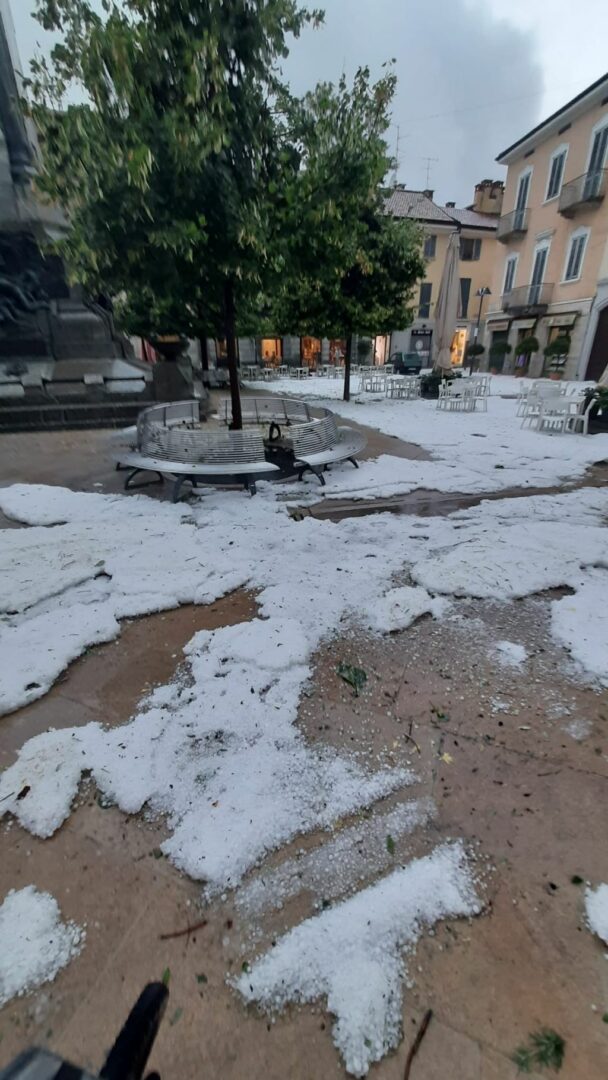 Bomba d’acqua nel’Est di Milano e in Brianza. A Ornago crolla muretto