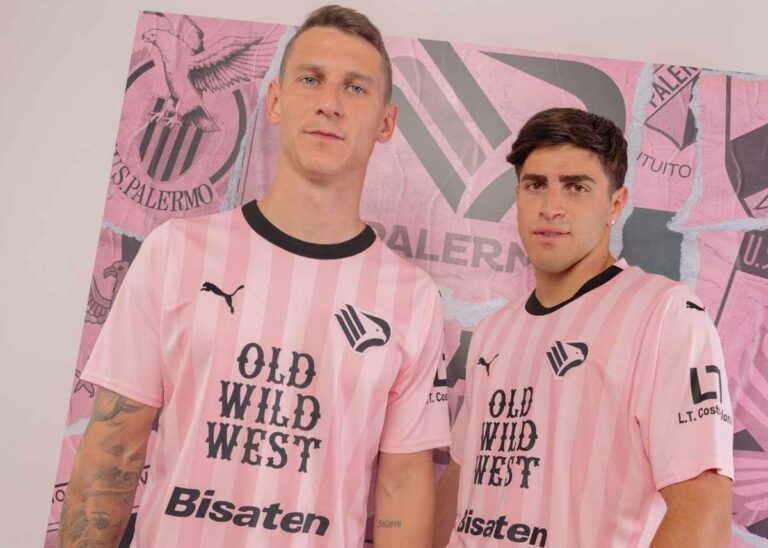 Due tonalità di rosa nella nuova maglia Puma del Palermo