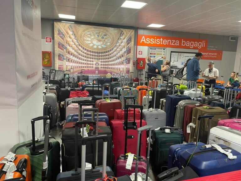 Caos e disagi all’aeroporto di Palermo, centinaia di bagagli stipati in area arrivi