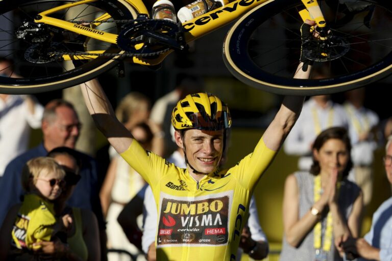 Vingegaard in giallo a Parigi: il Tour è ancora suo