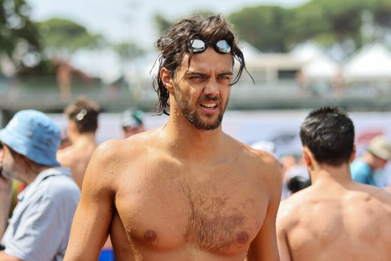 Ceccon oro iridato nei 50 farfalla, Martinenghi argento nei 100 rana