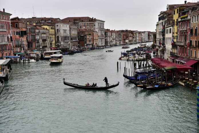Turisti nei taxi e in giro nel giorno dell' acqua alta a Venezia