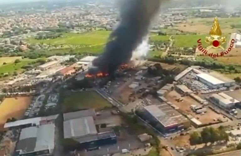 Deposito di rifiuti in fiamme a Ciampino, alta colonna di fumo