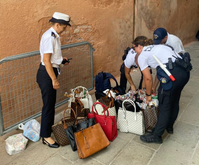 Sequestrata merce a venditori abusivi, 10 mila euro di multa