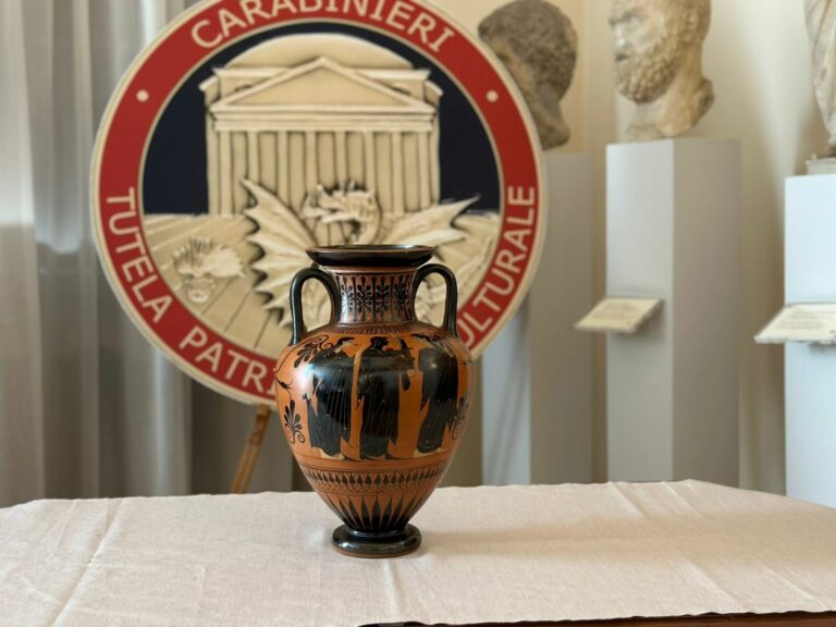 Recuperata un’anfora attica, Venturini “Arricchirà il patrimonio archeologico”