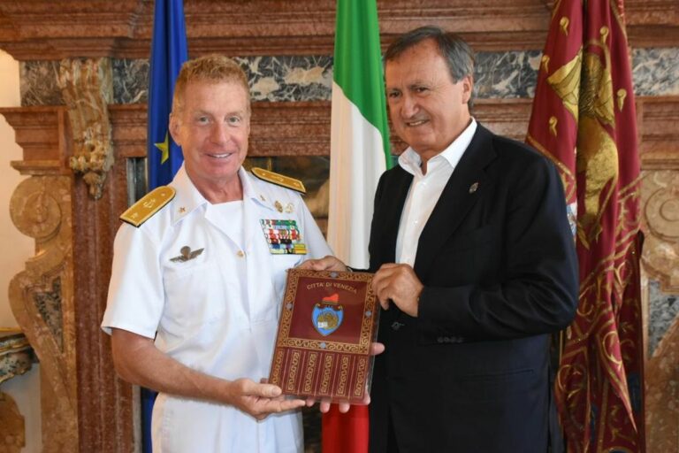 Brugnaro saluta il nuovo comandante della Capitaneria di Porto Marini
