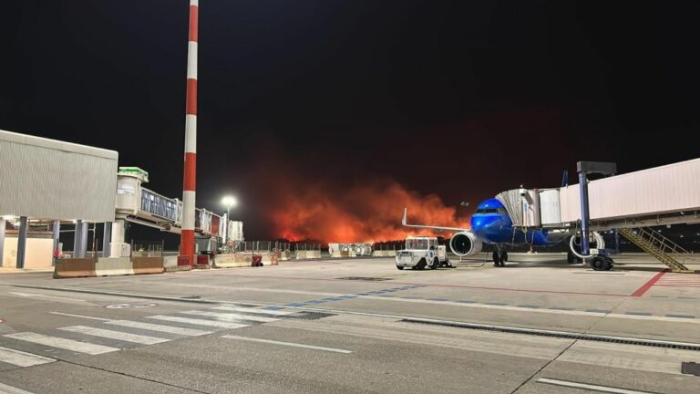 Notte di incendi a Palermo. Case minacciate da roghi. Riapre l’aeroporto