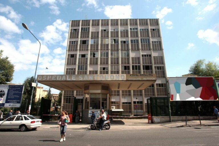 Napoli, bimbo ferito da un colpo accidentale dalla pistola del nonno