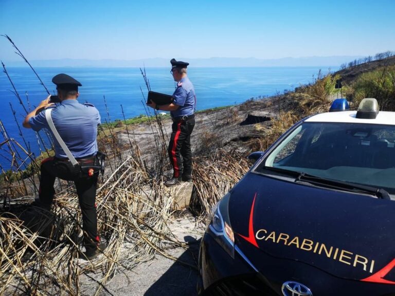 Provocano incendio con un telo mare, denunciati due turisti a Vulcano