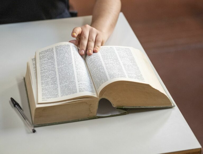 Chiedeva soldi a immigrati per superare l’esame, docente sospeso a Milano