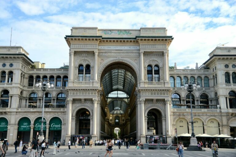 Vandalizzata a Milano la Galleria Vittorio Emanuele II, imbrattata con vernice spray