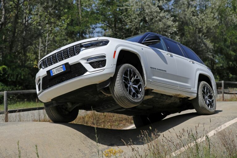 Grand Cherokee 4xe Plug in Hybrid, l’ammiraglia di casa Jeep