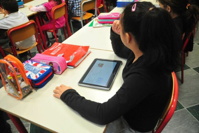 INAUGURAZIONE PRIMA CLASSE DIGITALE SMART FUTURE INIZIATIVA CON IL SUPPORTO DELLA SAMSUNG ALLA SCUOLA ELEMENTARE DI VIA TOTI