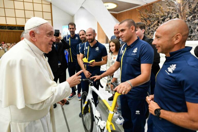 Corridori Athletica Vaticana in udienza da Papa Francesco