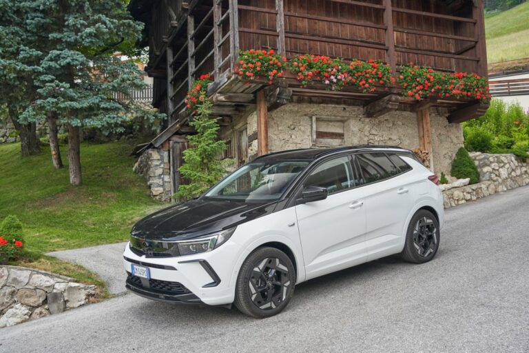 In viaggio per le vacanze con Opel Grandland GSe