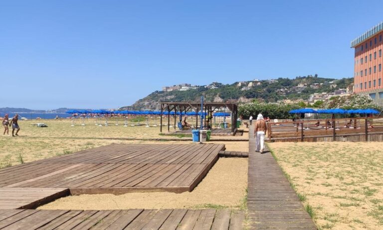 A Napoli ombrelloni gratuiti in spiaggia, servizio esteso anche a Bagnoli