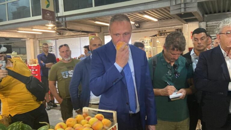 Lollobrigida a Fasano “Centrale confronto con operatori dell’ortofrutta”